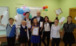 Учащимся школ Железнодорожного района за высокие результаты в спорте и учебе вручили стипендии.